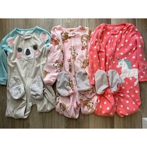 Bundle of 3 zip up footed Carter’s pajamas 3T